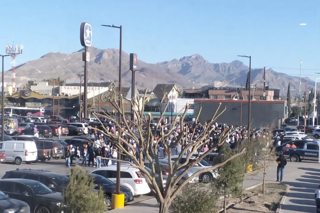 Inicia concentración de maestros para mega marcha en Juárez