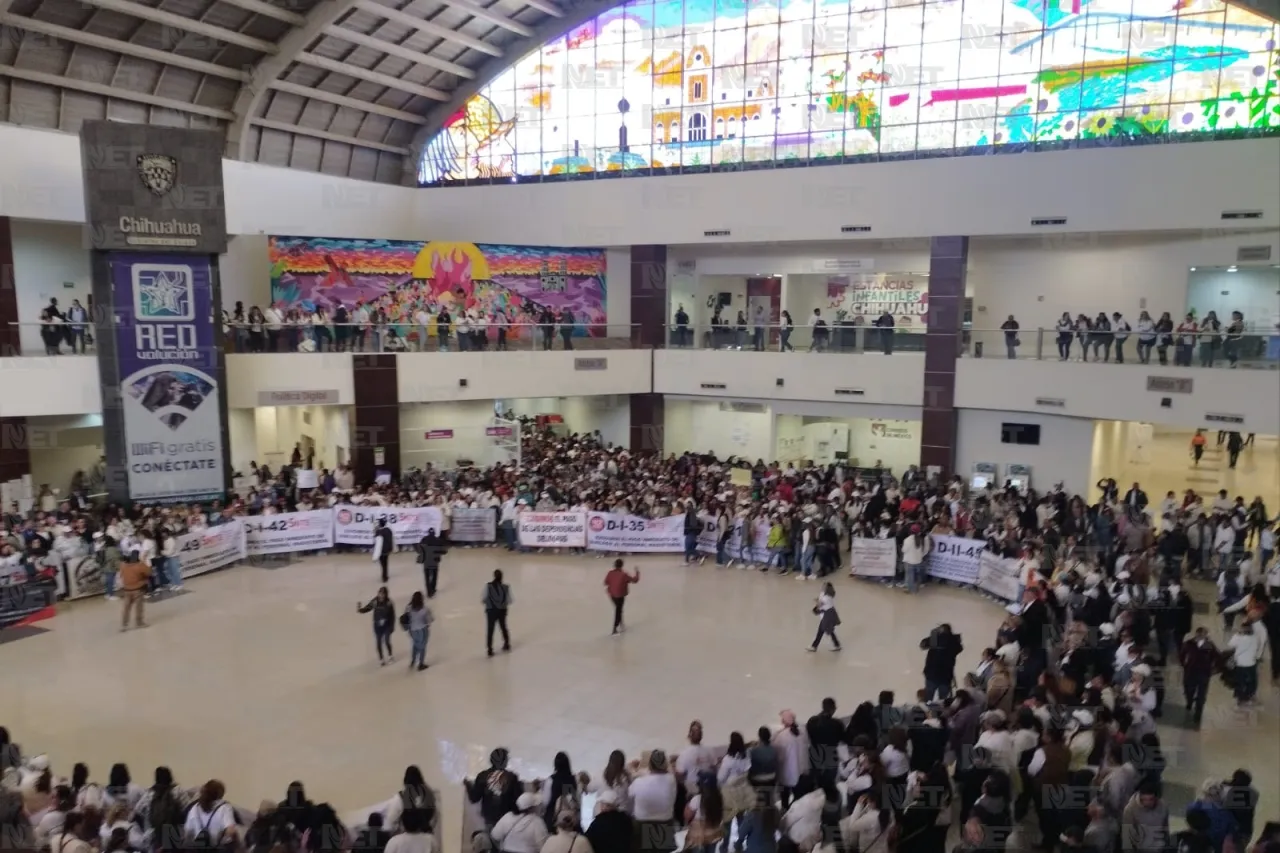 Llegan cientos de maestros a Pueblito Mexicano a manifestarse