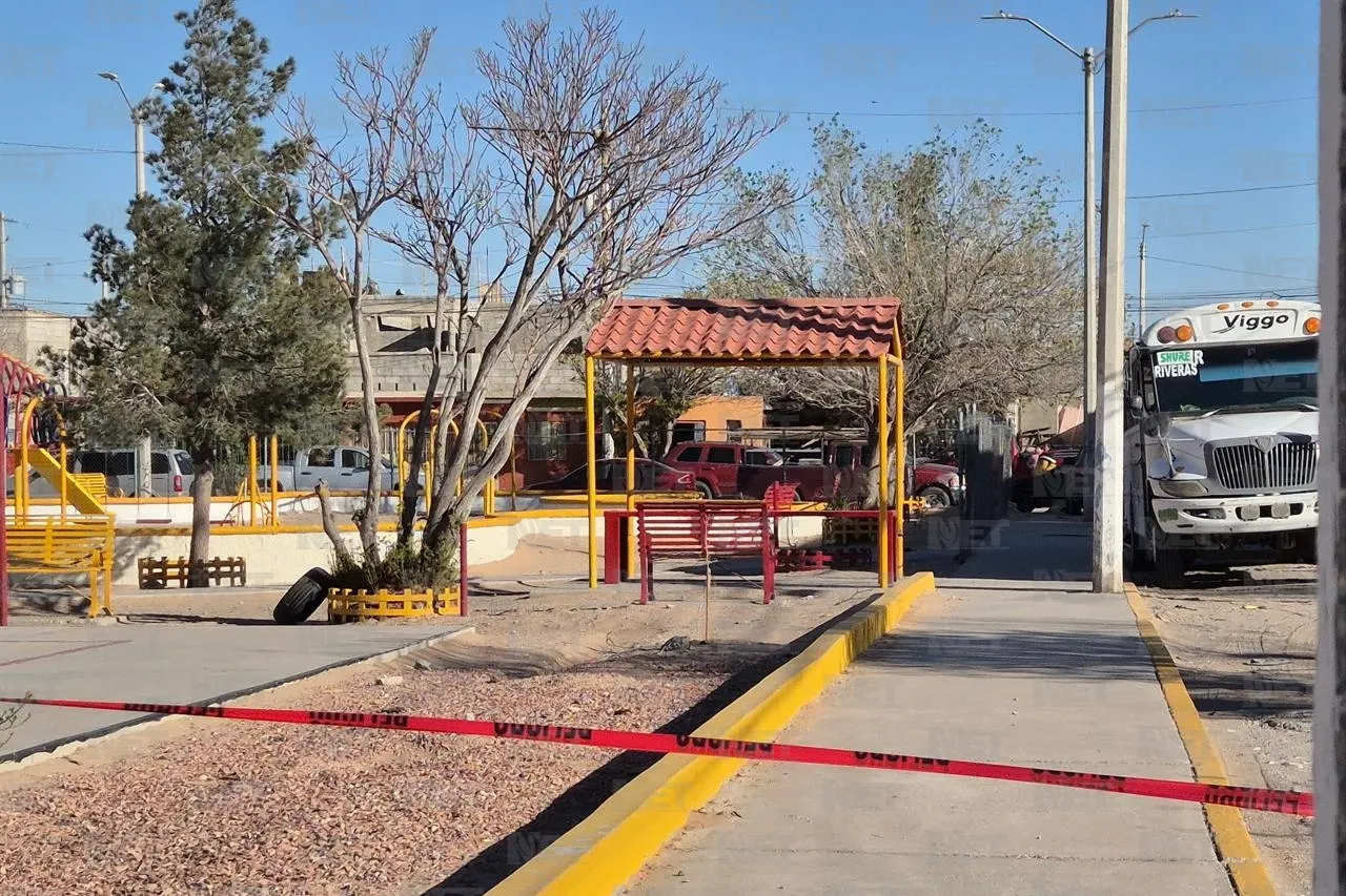 Hallan cuerpo encobijado frente a secundaria y primaria