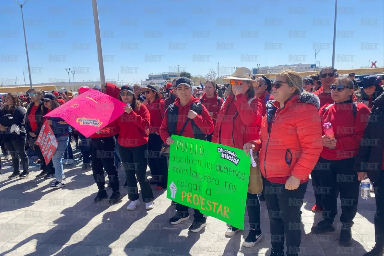 Toman maestros explanada de la Presidencia Municipal de Juárez
