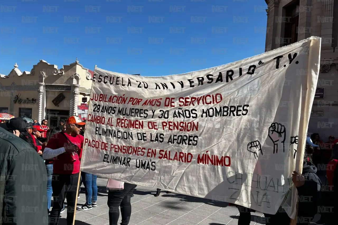 Cierran docentes el centro de Chihuahua por manifestación