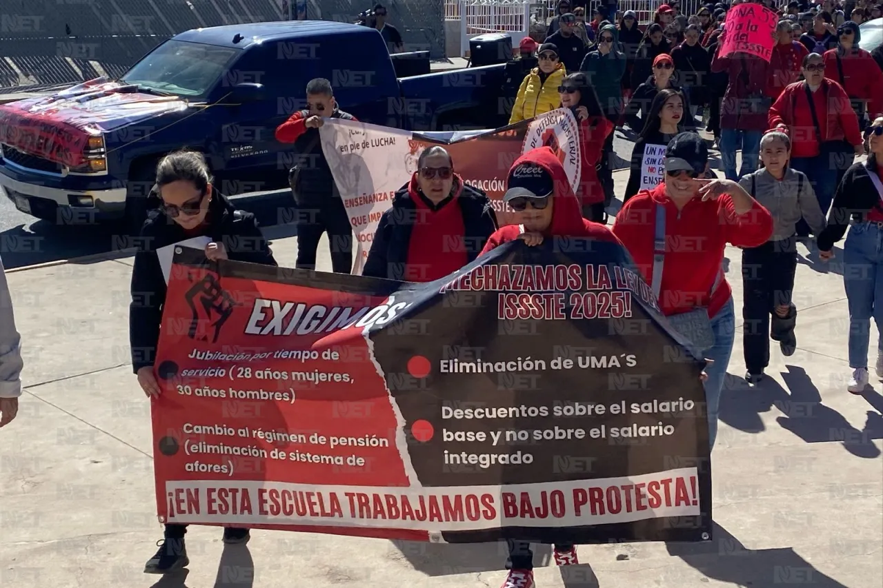 Toman maestros explanada de la Presidencia Municipal de Juárez