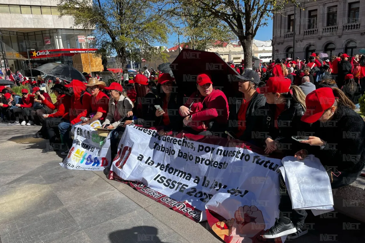 Cierran docentes el centro de Chihuahua por manifestación