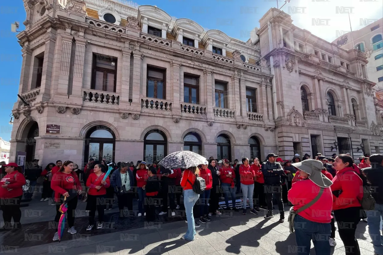 Cierran docentes el centro de Chihuahua por manifestación