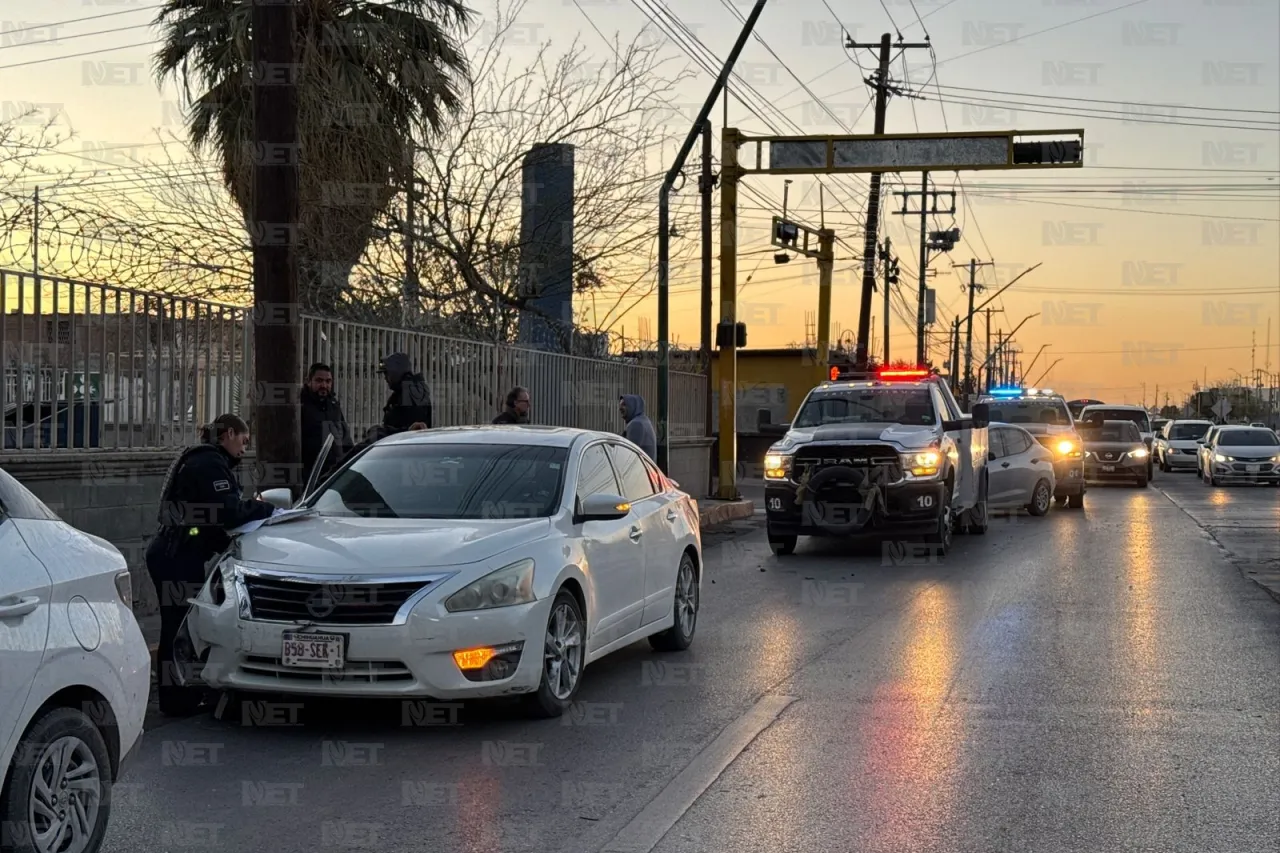 Auto se pasa la luz roja y choca en el eje vial Juan Gabriel