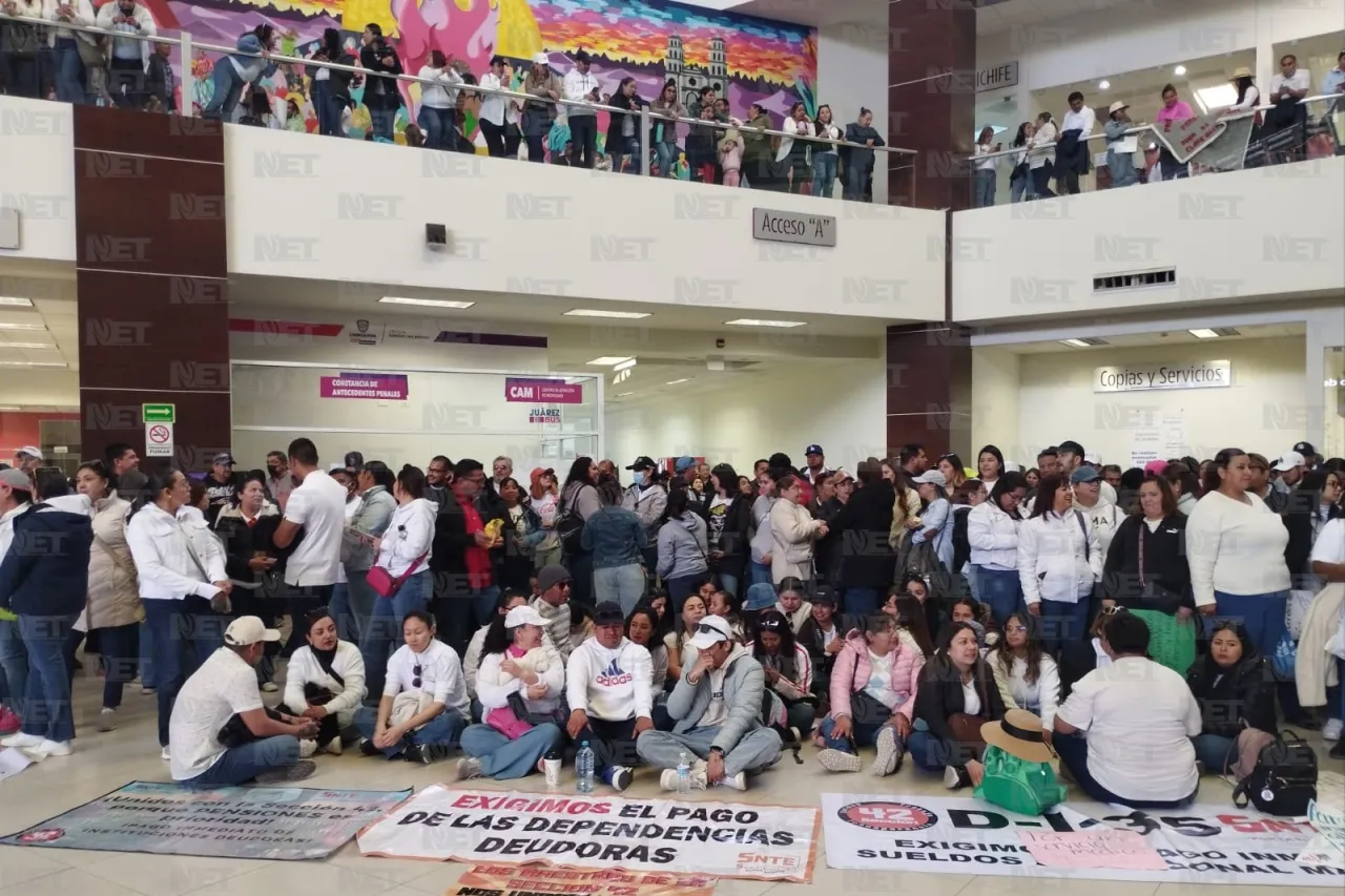 Llegan cientos de maestros a Pueblito Mexicano a manifestarse