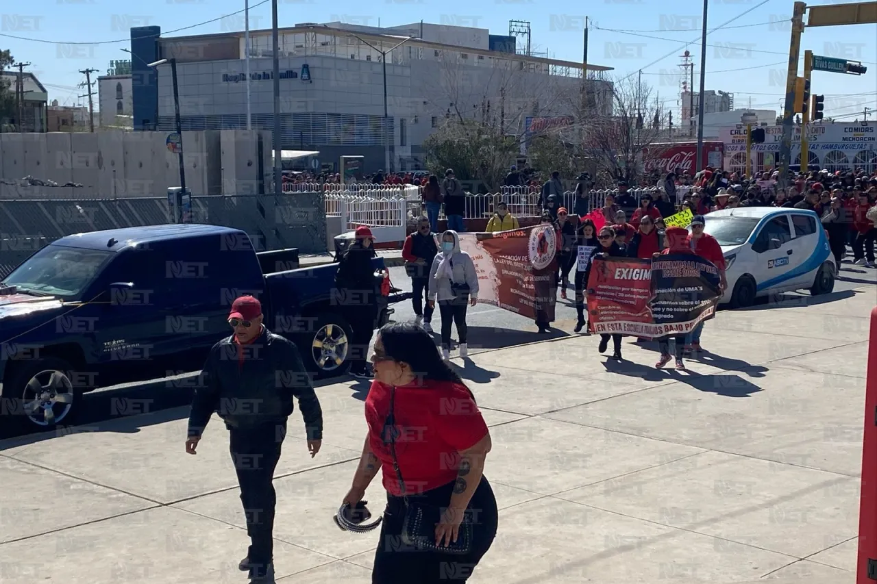 Toman maestros explanada de la Presidencia Municipal de Juárez