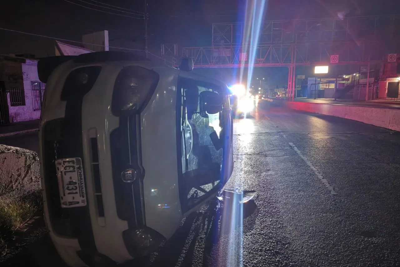 Vuelca auto tras maniobra brusca en la avenida Manuel J. Clouthier