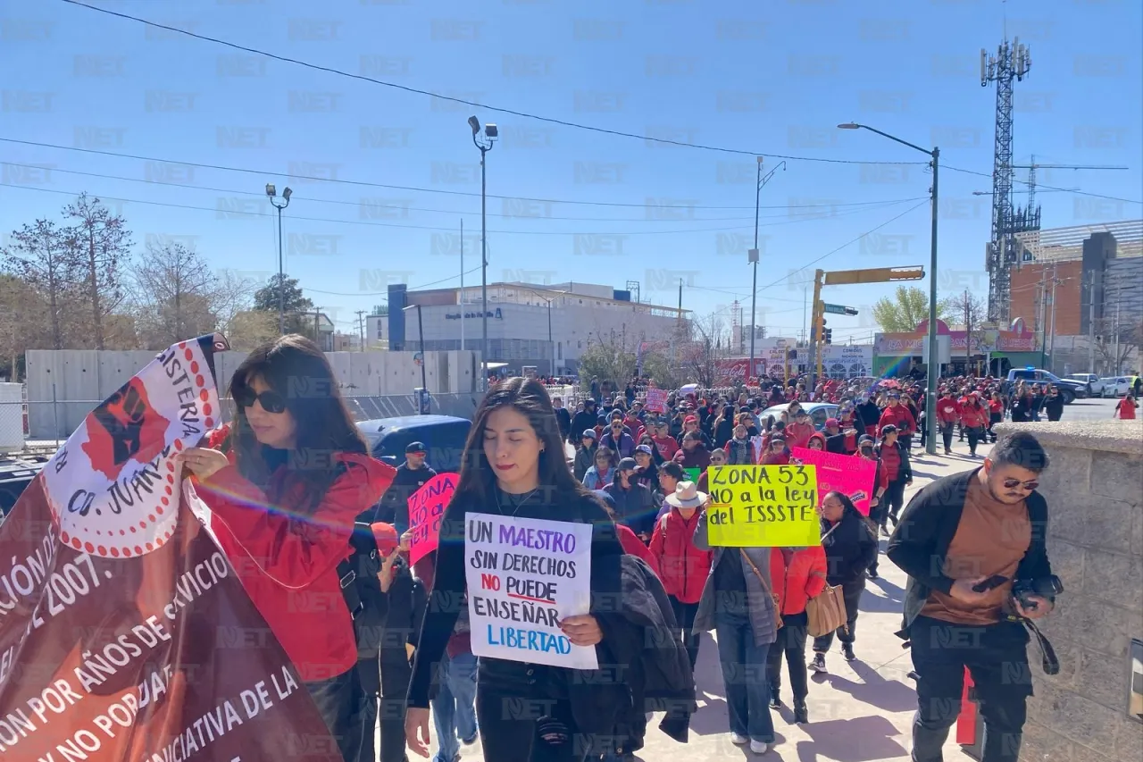 Toman maestros explanada de la Presidencia Municipal de Juárez