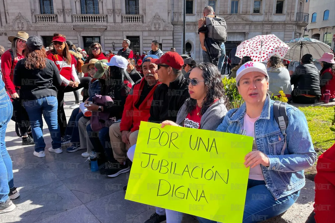 Cierran docentes el centro de Chihuahua por manifestación