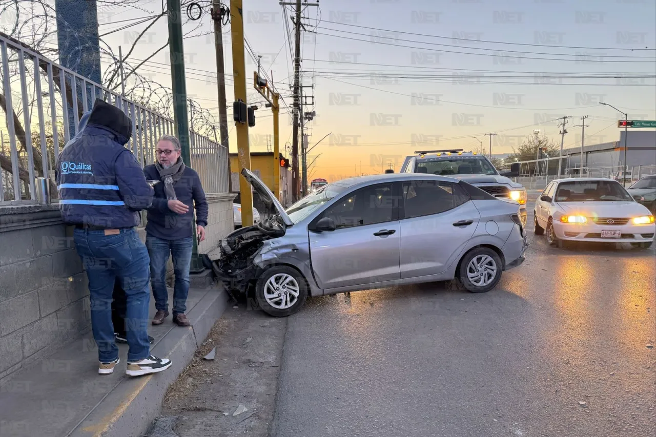 Auto se pasa la luz roja y choca en el eje vial Juan Gabriel