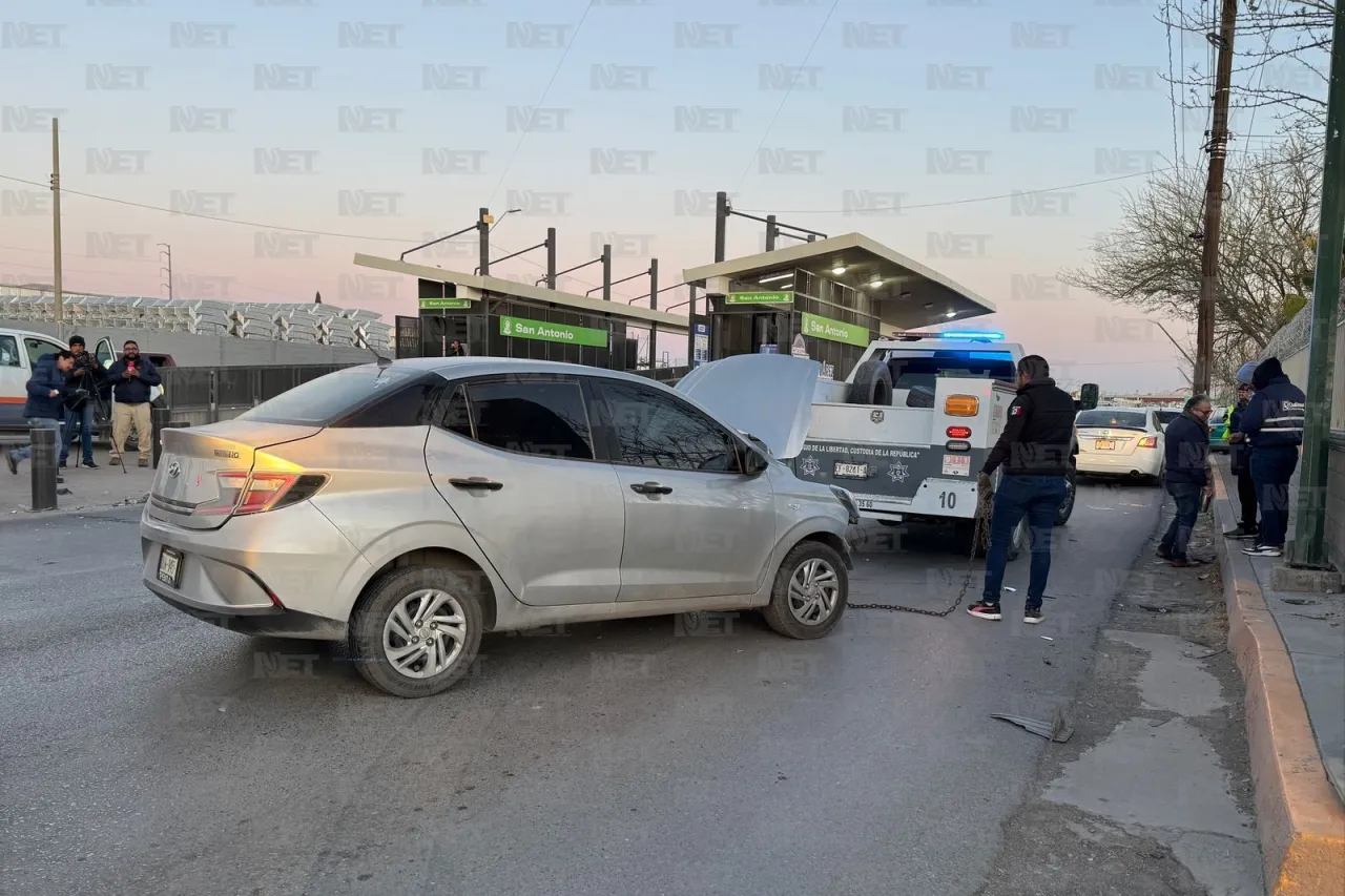 Auto se pasa la luz roja y choca en el eje vial Juan Gabriel