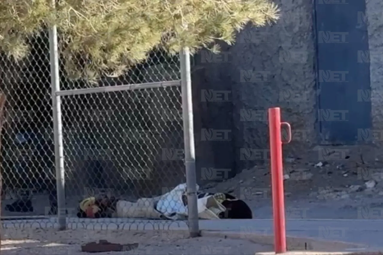 Hallan cuerpo encobijado frente a secundaria y primaria