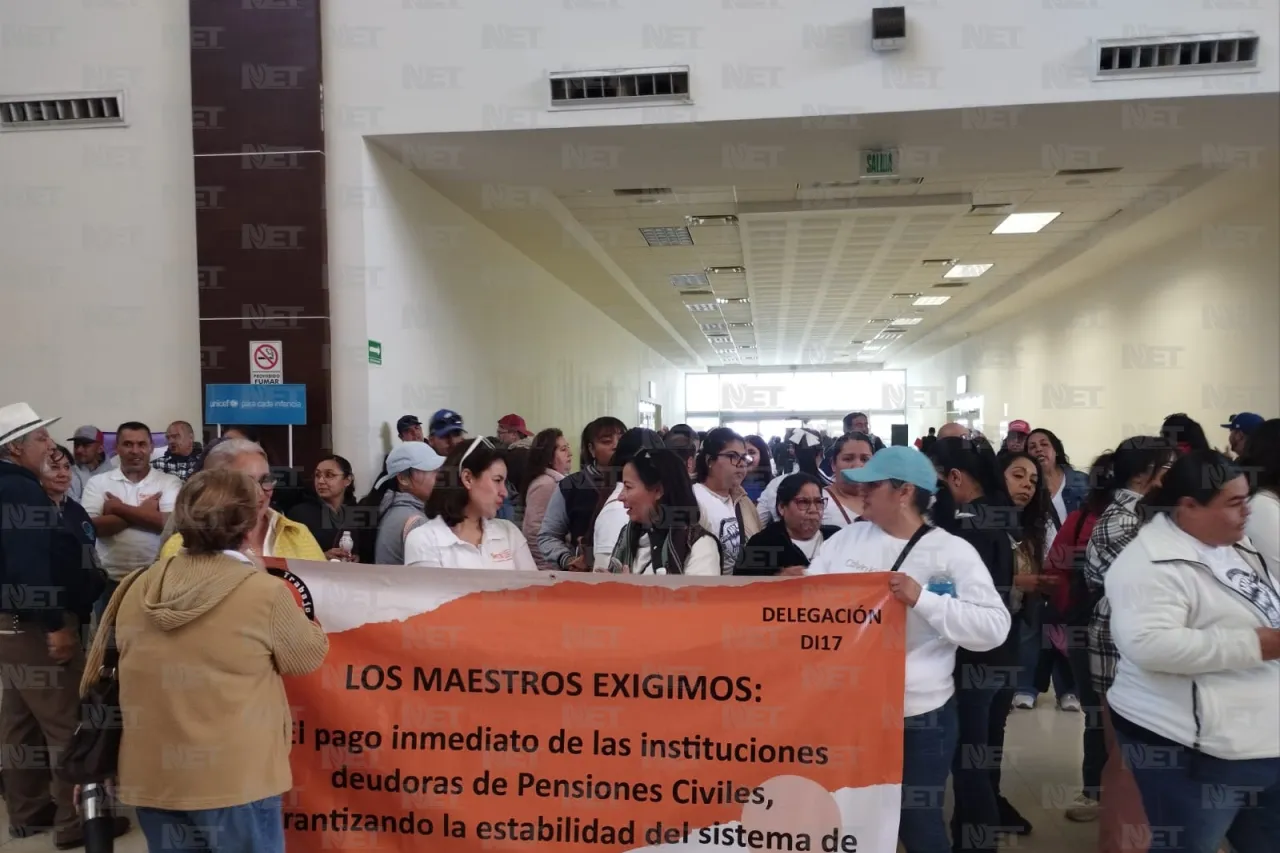 Llegan cientos de maestros a Pueblito Mexicano a manifestarse