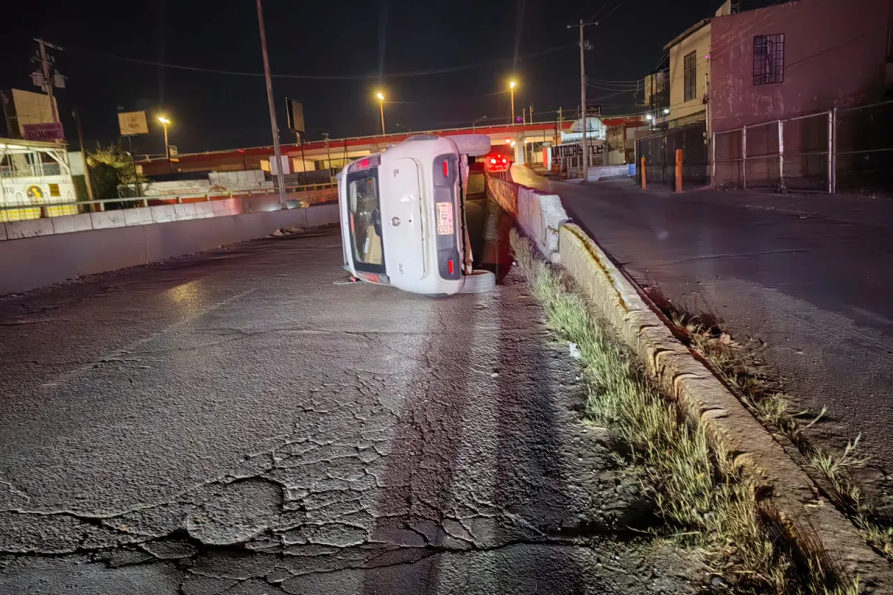 Vuelca auto tras maniobra brusca en la avenida Manuel J. Clouthier