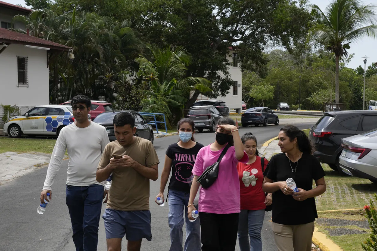 Deportados de EU van de embajada en embajada en Panamá para buscar asilo