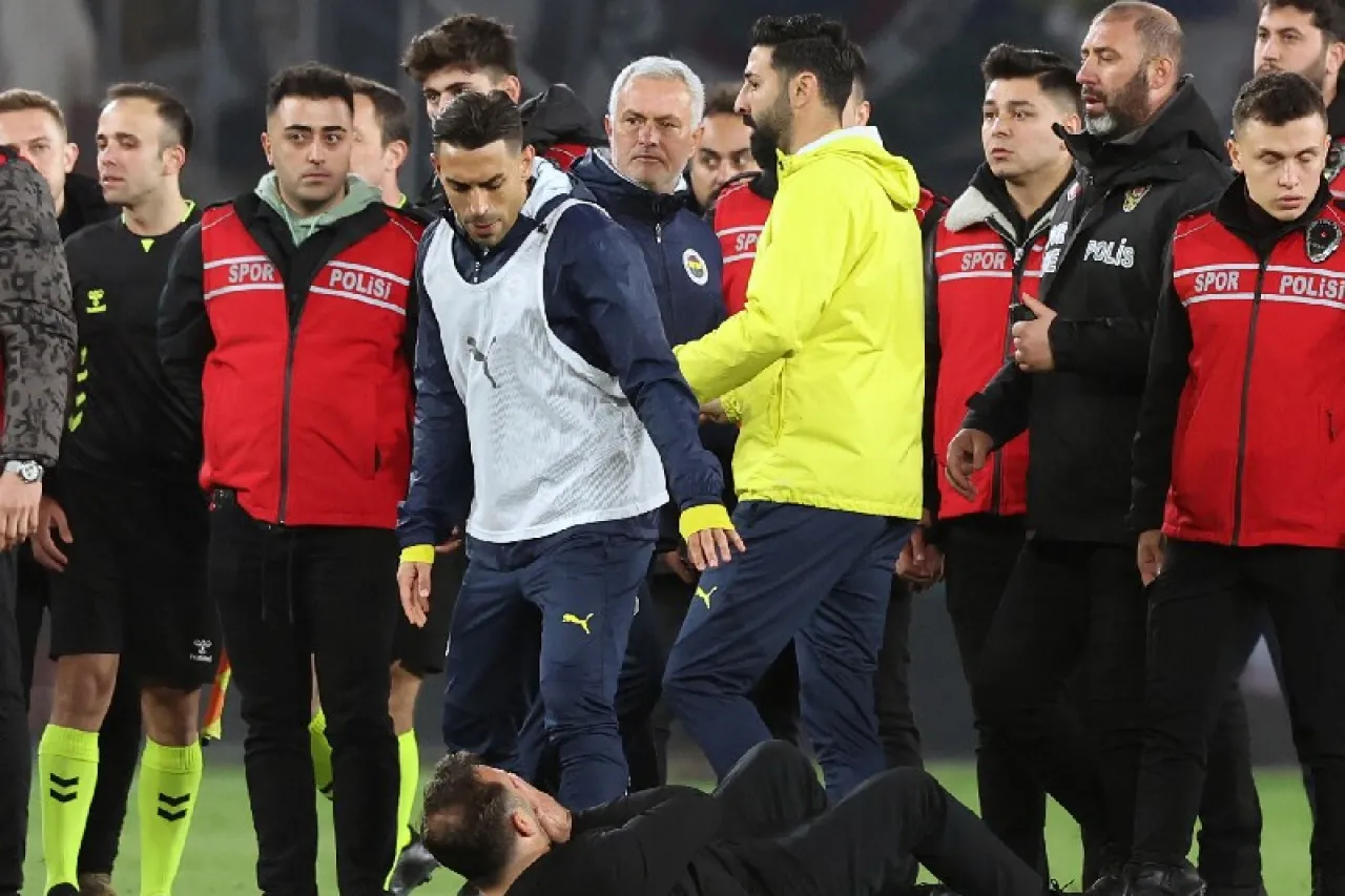 Acusa Fenerbahce a DT del Galatasaray de exagerar agresión de Mourinho