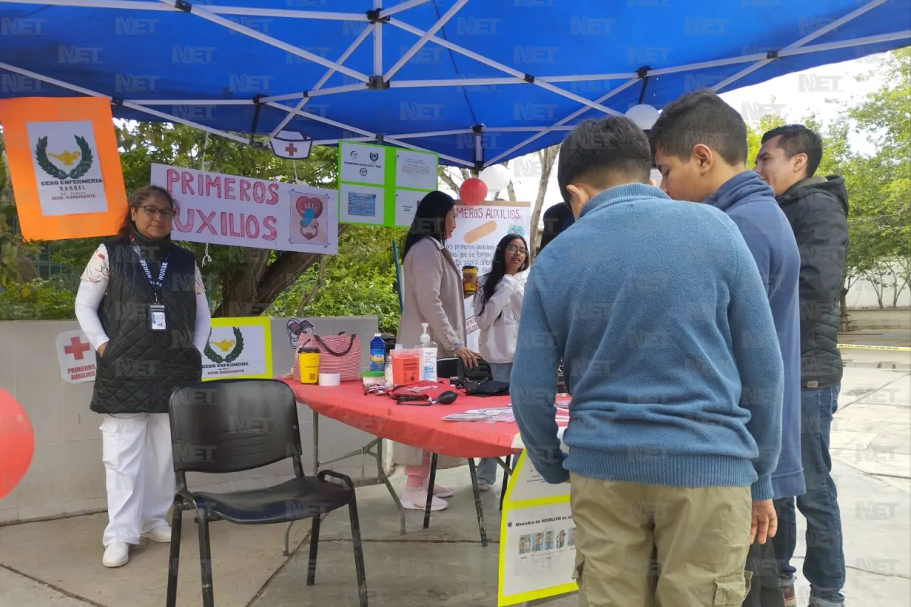 Secundaria organiza kermes con 'comida sana'