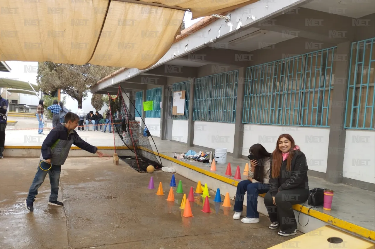 Secundaria organiza kermes con 'comida sana'