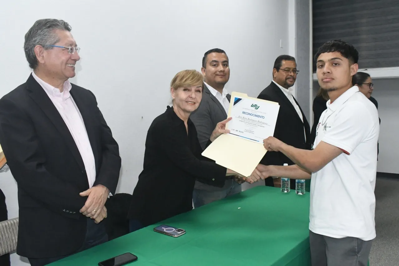 Concluyen 130 alumnos de preparatoria cursos de habilidades STEM en la UTCJ