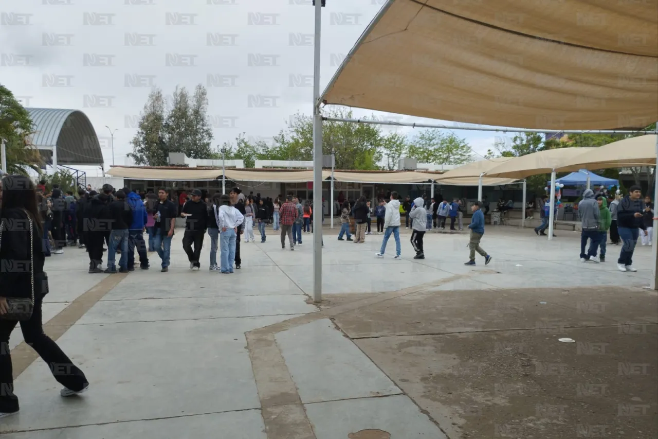 Secundaria organiza kermes con 'comida sana'