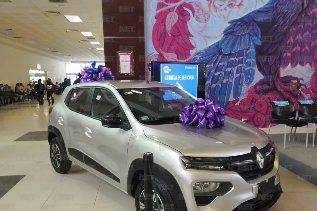 Egresada de la UACJ gana automóvil por premio a Generación de Excelencia 2024