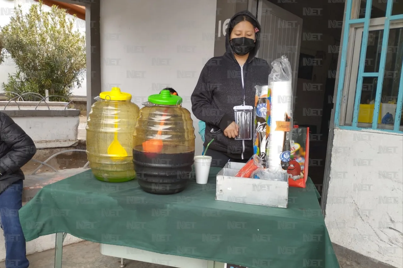Secundaria organiza kermes con 'comida sana'
