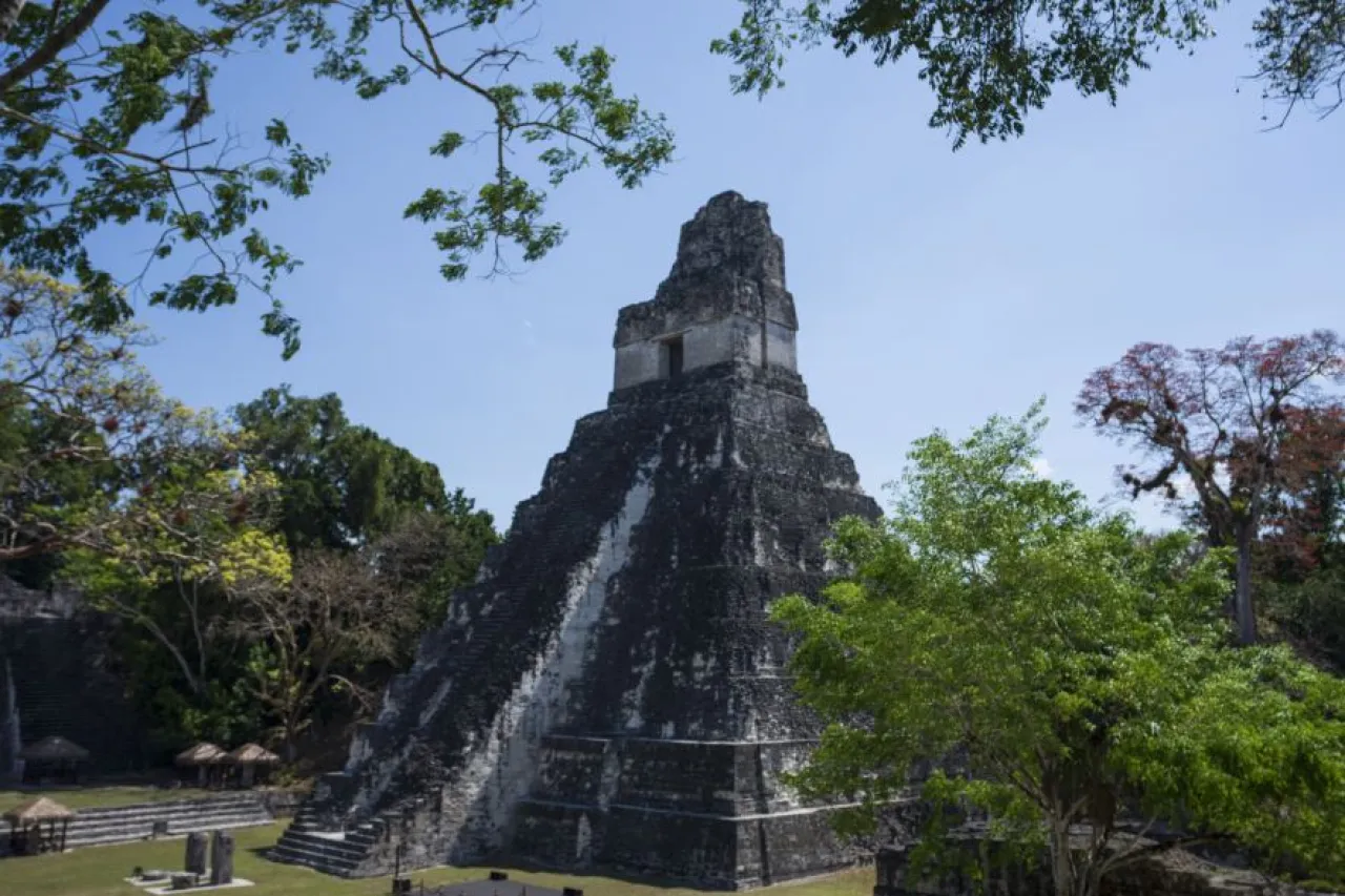 Hallan arqueólogos altar teotihuacano en la ciudad de Tikal