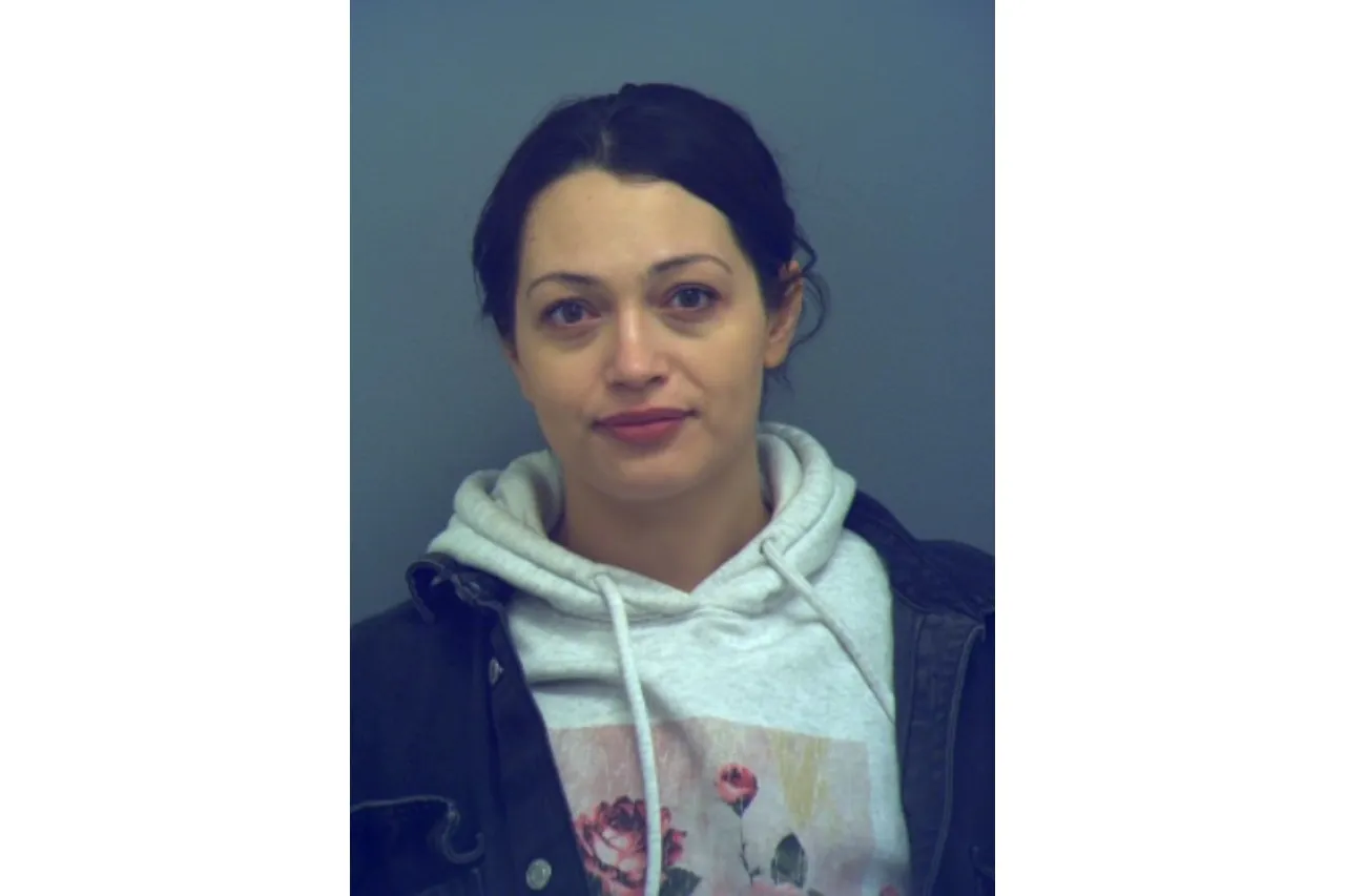 Buscan a mujer involucrada en varios robos en El Paso