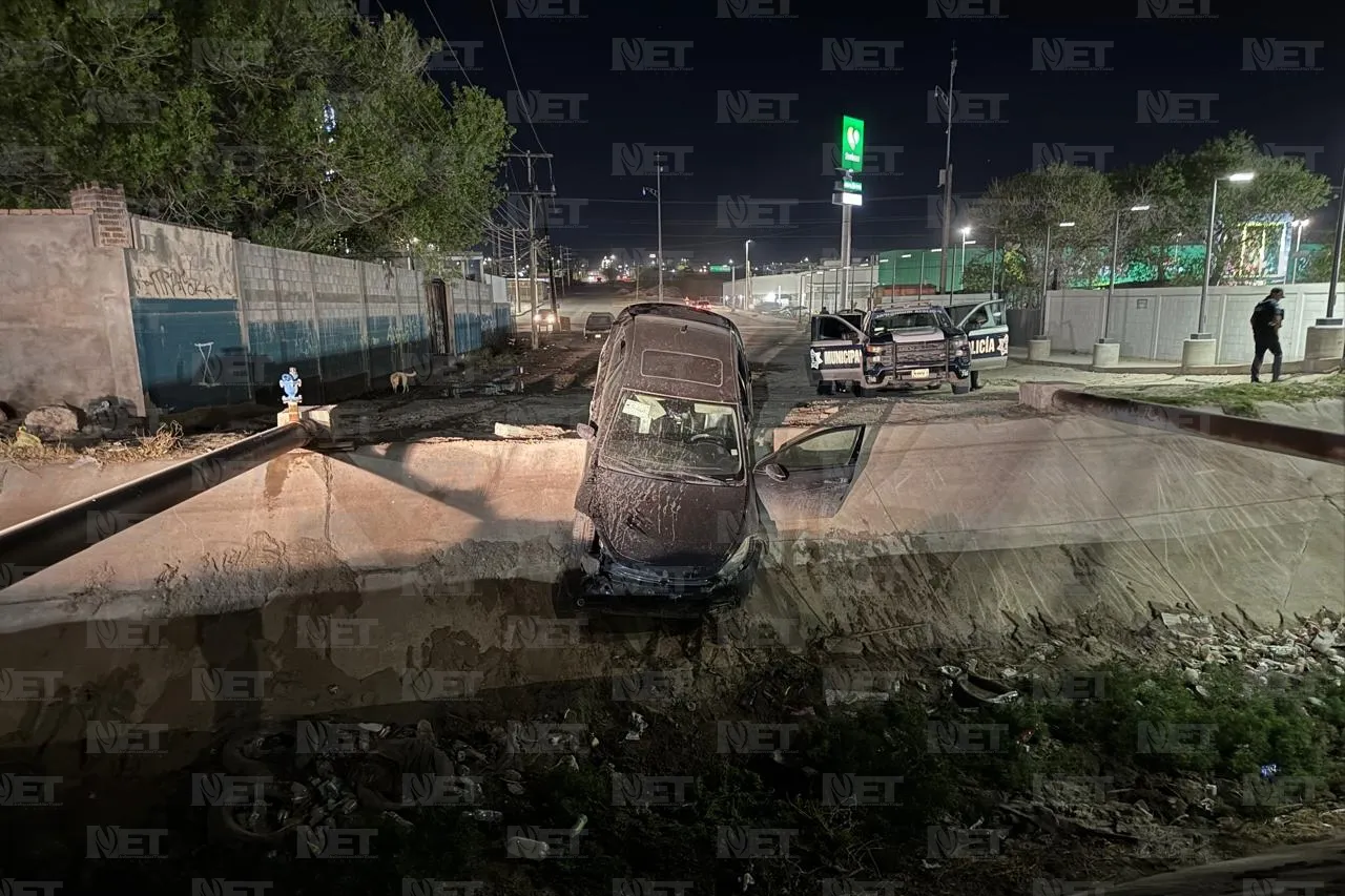 'Relax' de martes: Ebrio termina con carro en acequia