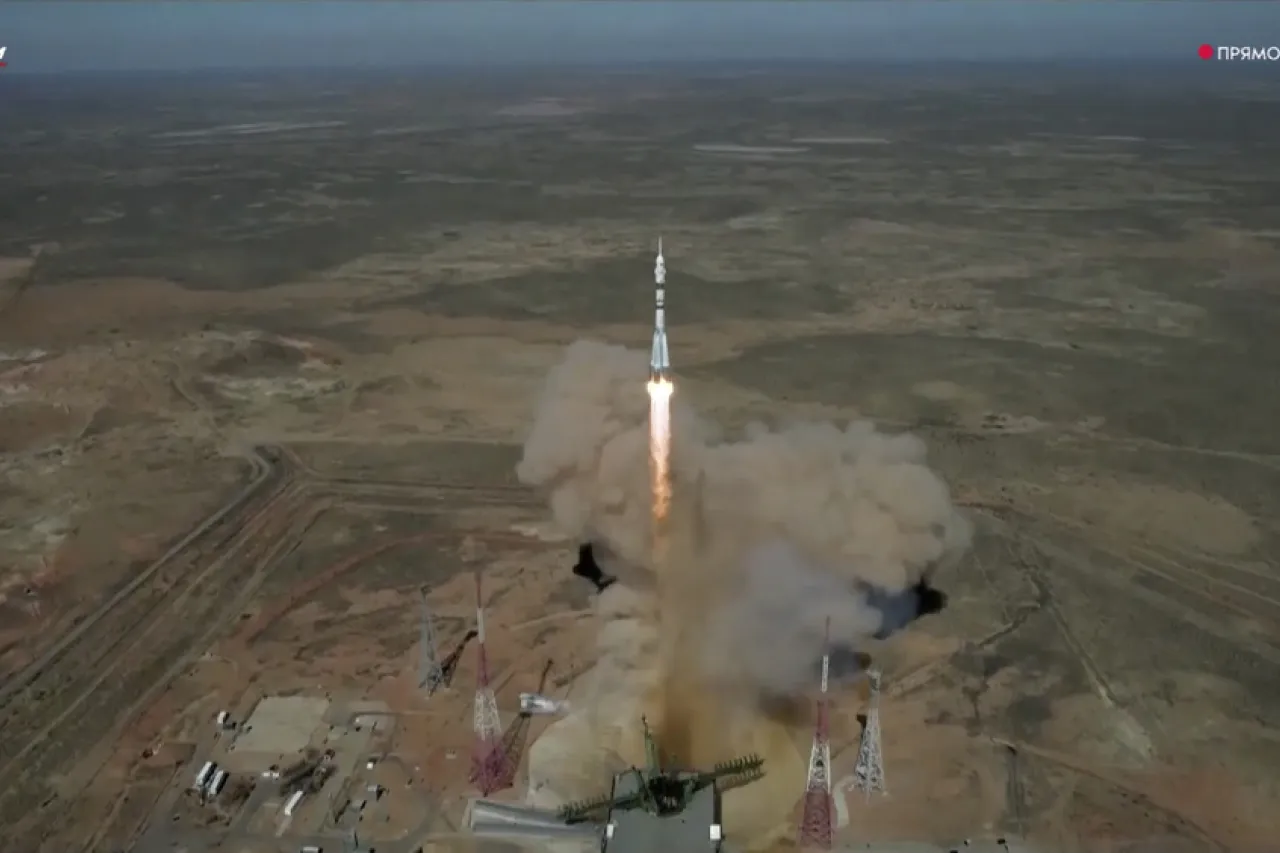 Tres astronautas de EU y Rusia llegan la Estación Espacial Internacional