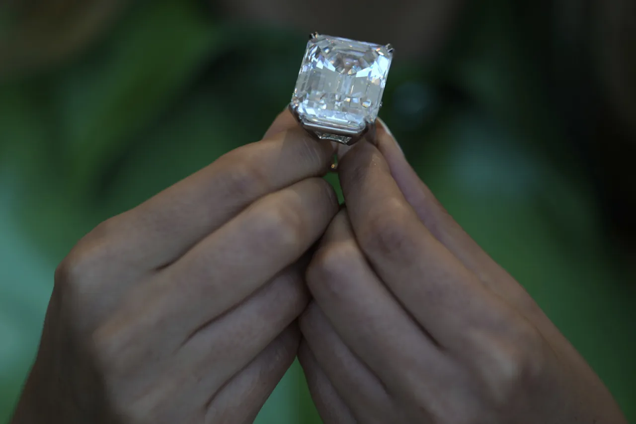 Raro diamante azul brilla en una exhibición en Abu Dabi