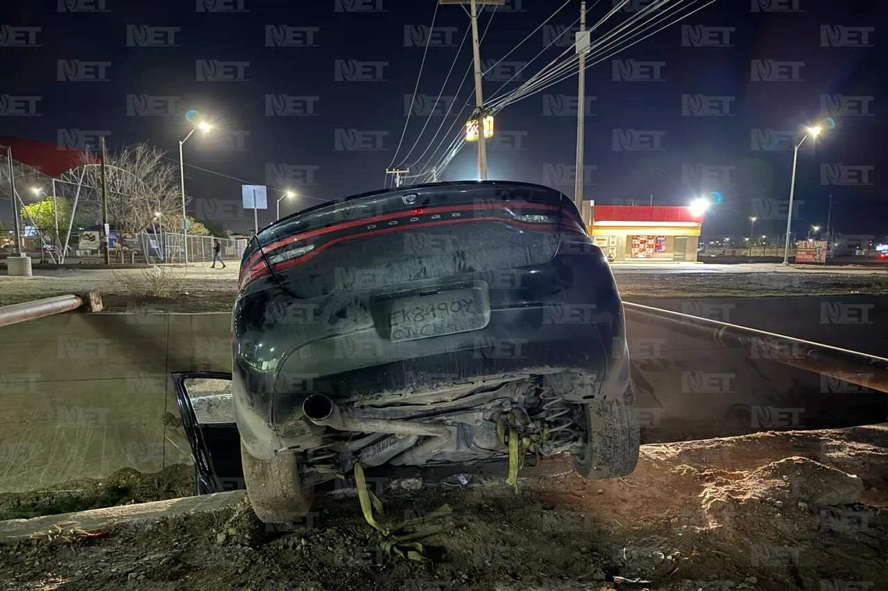 'Relax' de martes: Ebrio termina con carro en acequia
