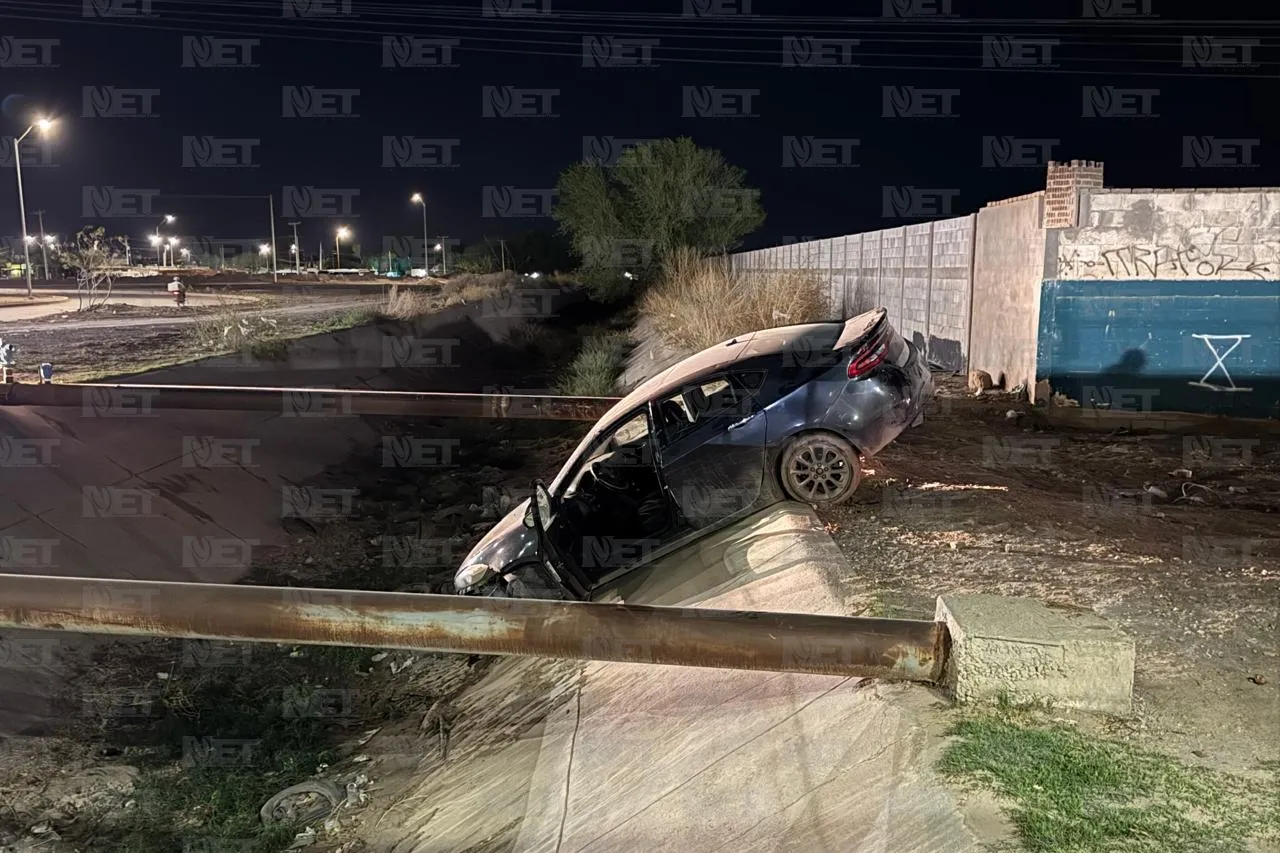 'Relax' de martes: Ebrio termina con carro en acequia