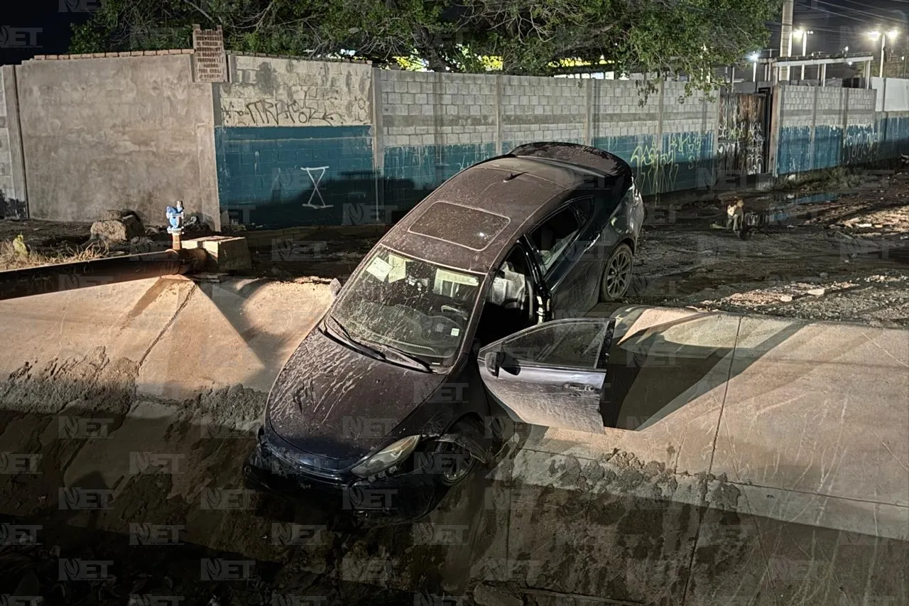 'Relax' de martes: Ebrio termina con carro en acequia