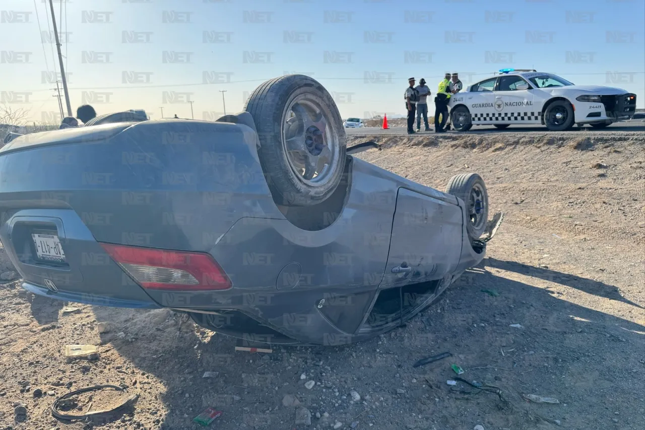 Pipa le corta el paso a auto y provoca volcadura