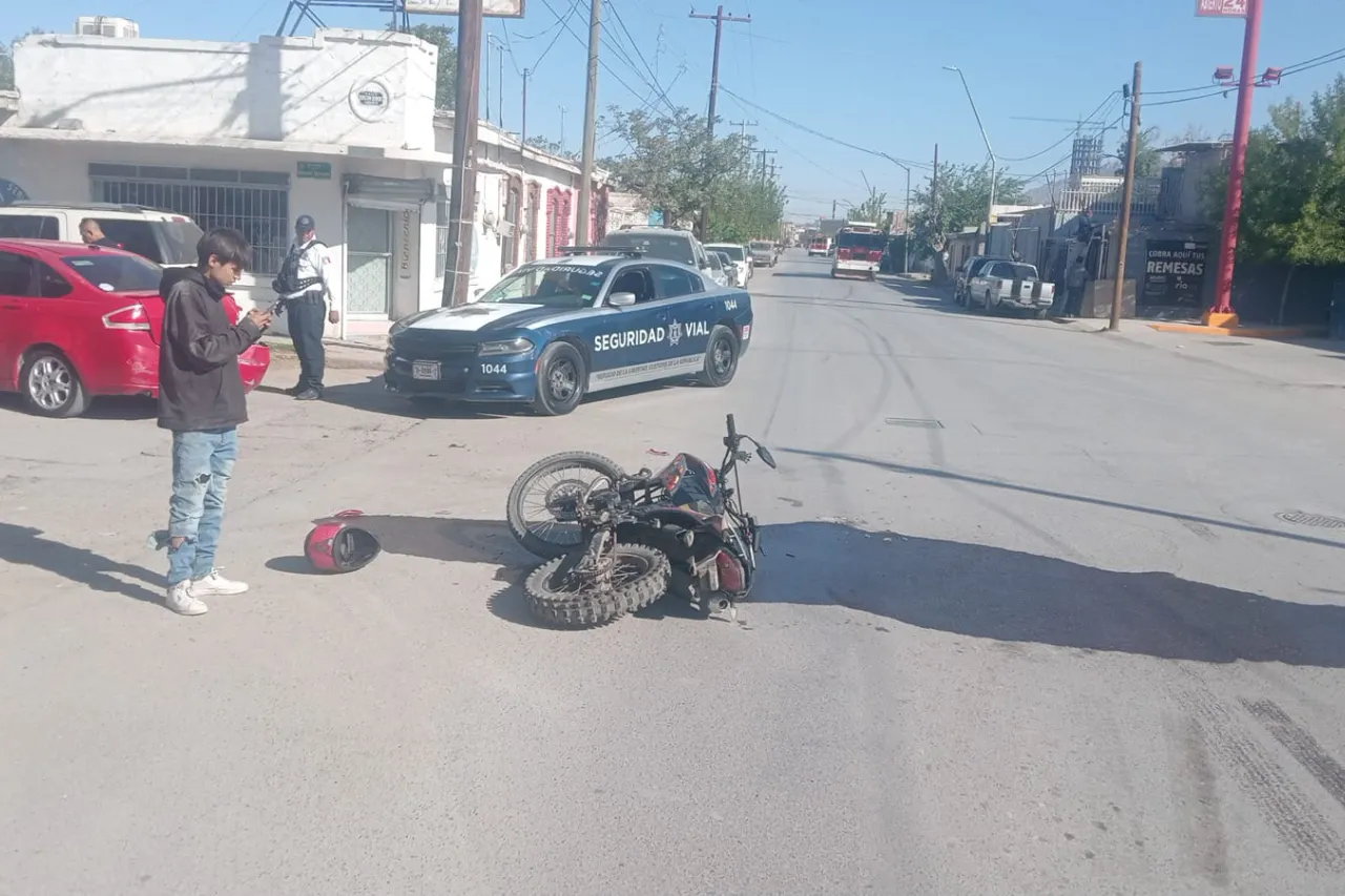 Choca motociclista en la Chaveña y queda lesionado