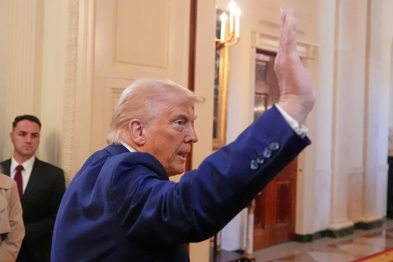 Trump revierte norma de Biden que limitaba cabezales de duchas