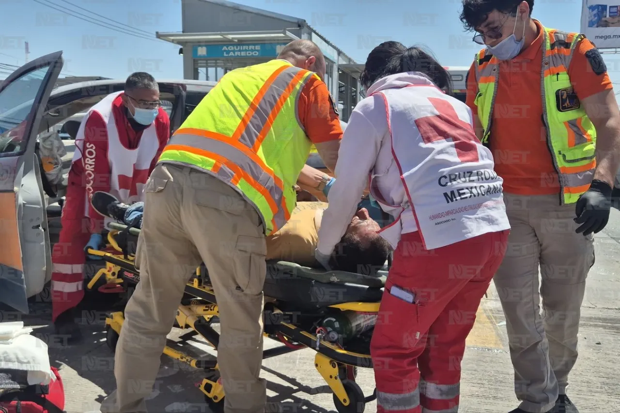 Aparatoso choque deja a una mujer atrapada y a un hombre lesionado