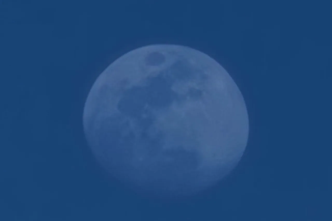 Fotos: Impresiona la Luna esta tarde