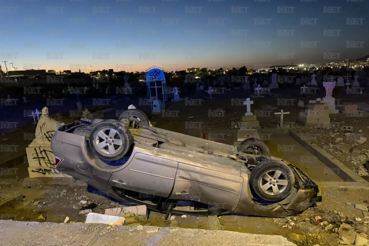 Vuelca en panteón tras perder el control al conducir a exceso de velocidad