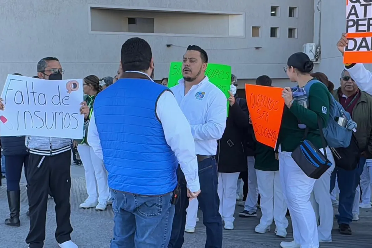 Protestan trabajadores del IMSS 66 por falta de insumos