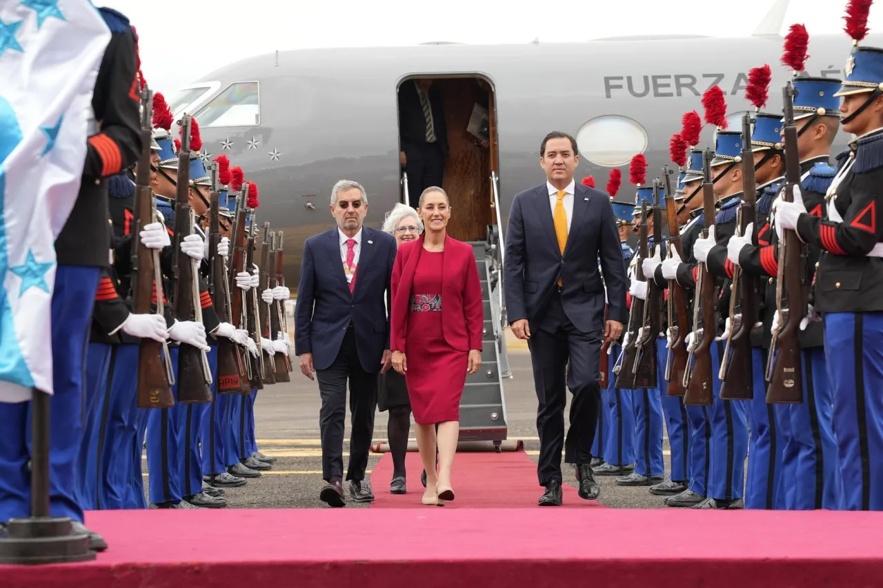 Llega Sheinbaum a Honduras para la cumbre de la Celac