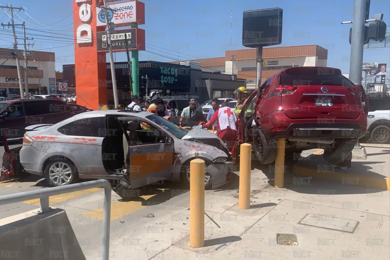 Aparatoso choque deja a una mujer atrapada y a un hombre lesionado