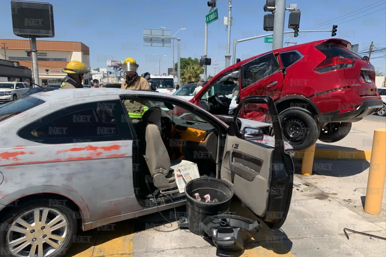 Aparatoso choque deja a una mujer atrapada y a un hombre lesionado