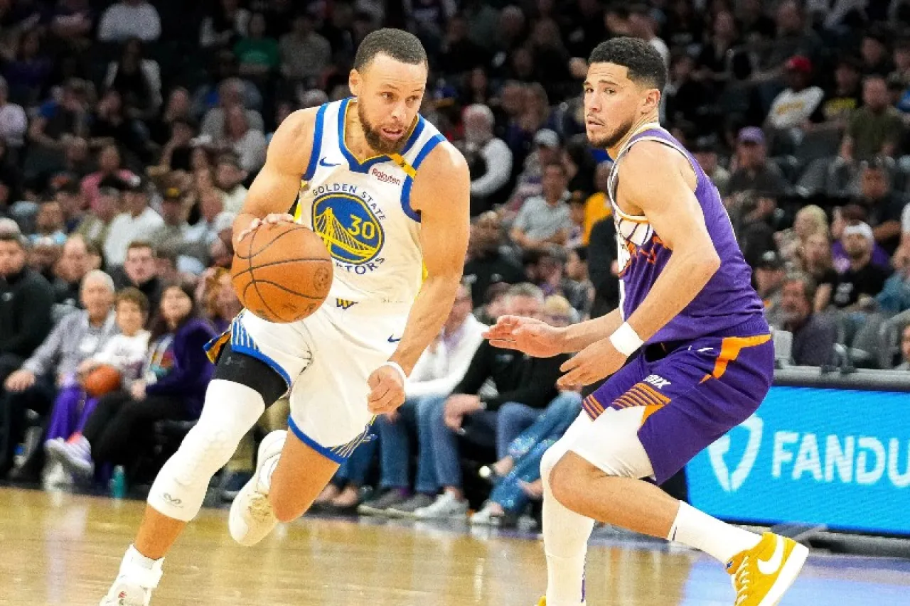 Warriors aplastan a los Suns para seguir peleando por playoffs