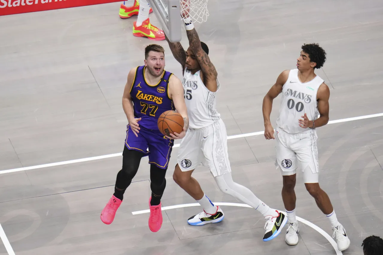 Lakers aseguran playoffs con paliza a Dallas