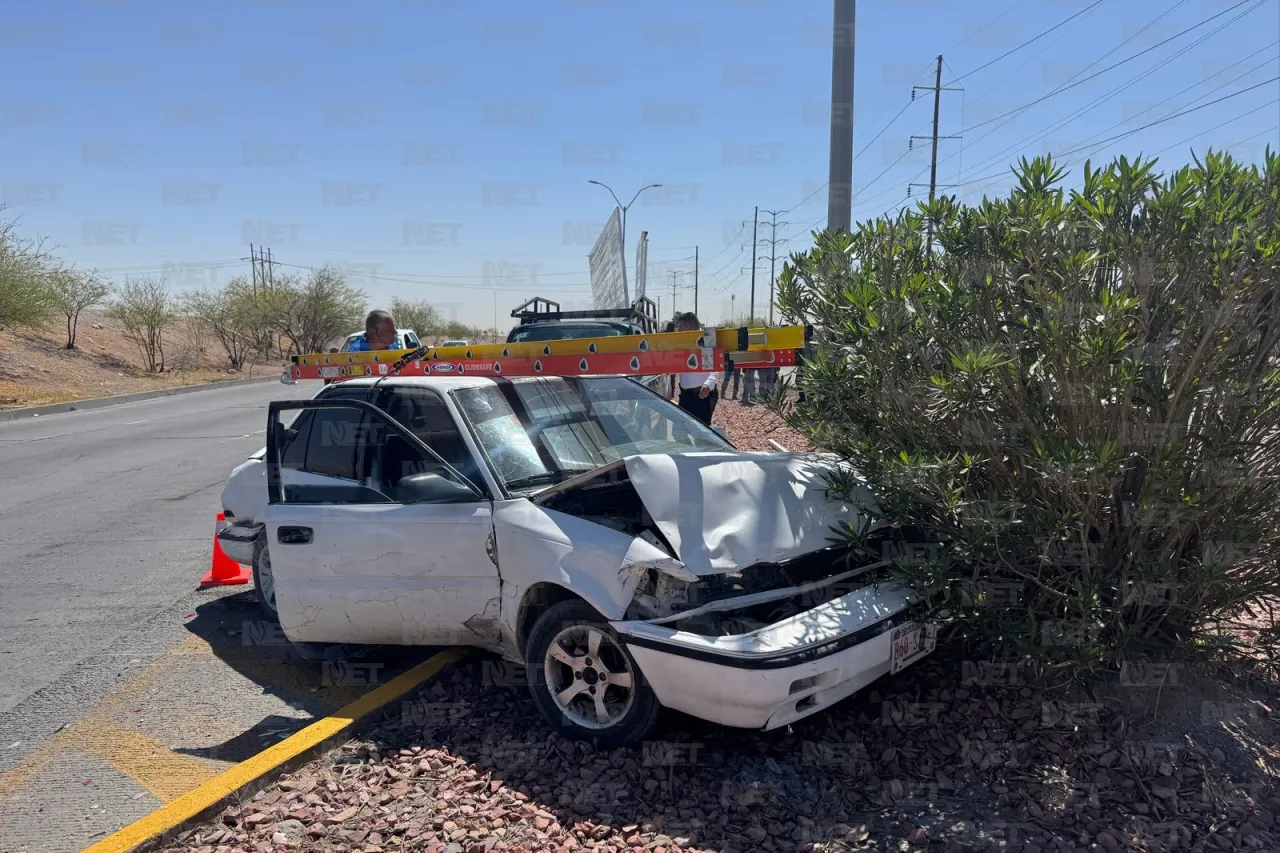 Aparatoso choque múltiple en Cuatro Siglos y Arizona involucra 5 vehículos