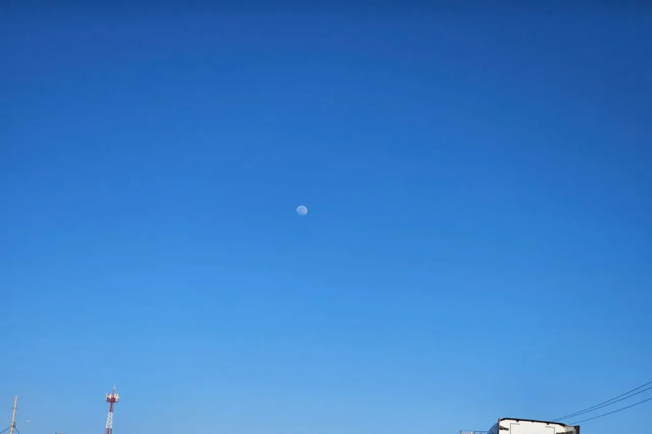 Fotos: Impresiona la Luna esta tarde