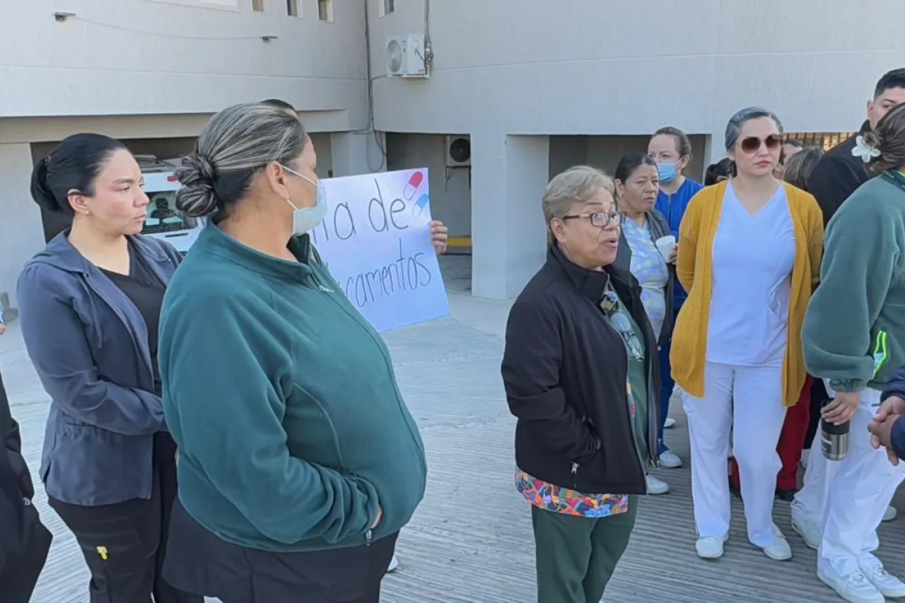 Protestan trabajadores del IMSS 66 por falta de insumos